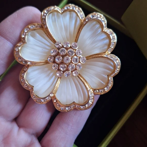 Elegant Cream and Gold Flower Brooch - Picture 6 of 7
